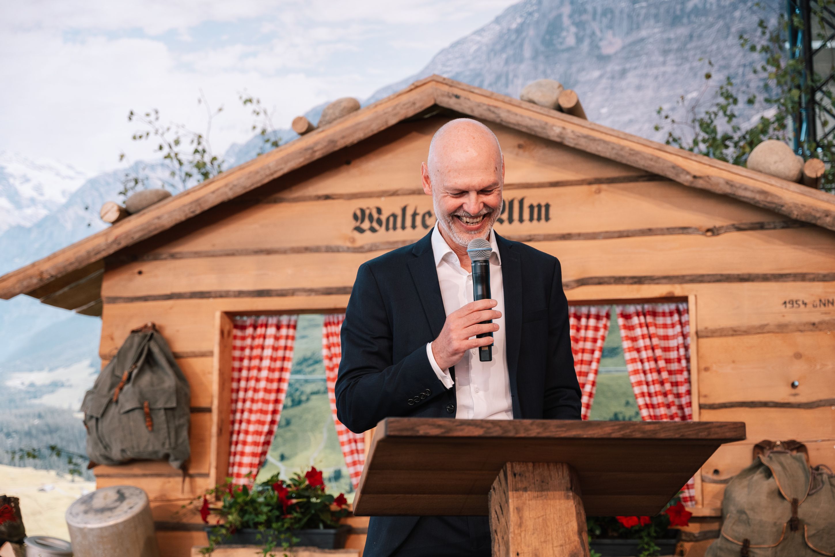 Pascal Bader hält eine Rede